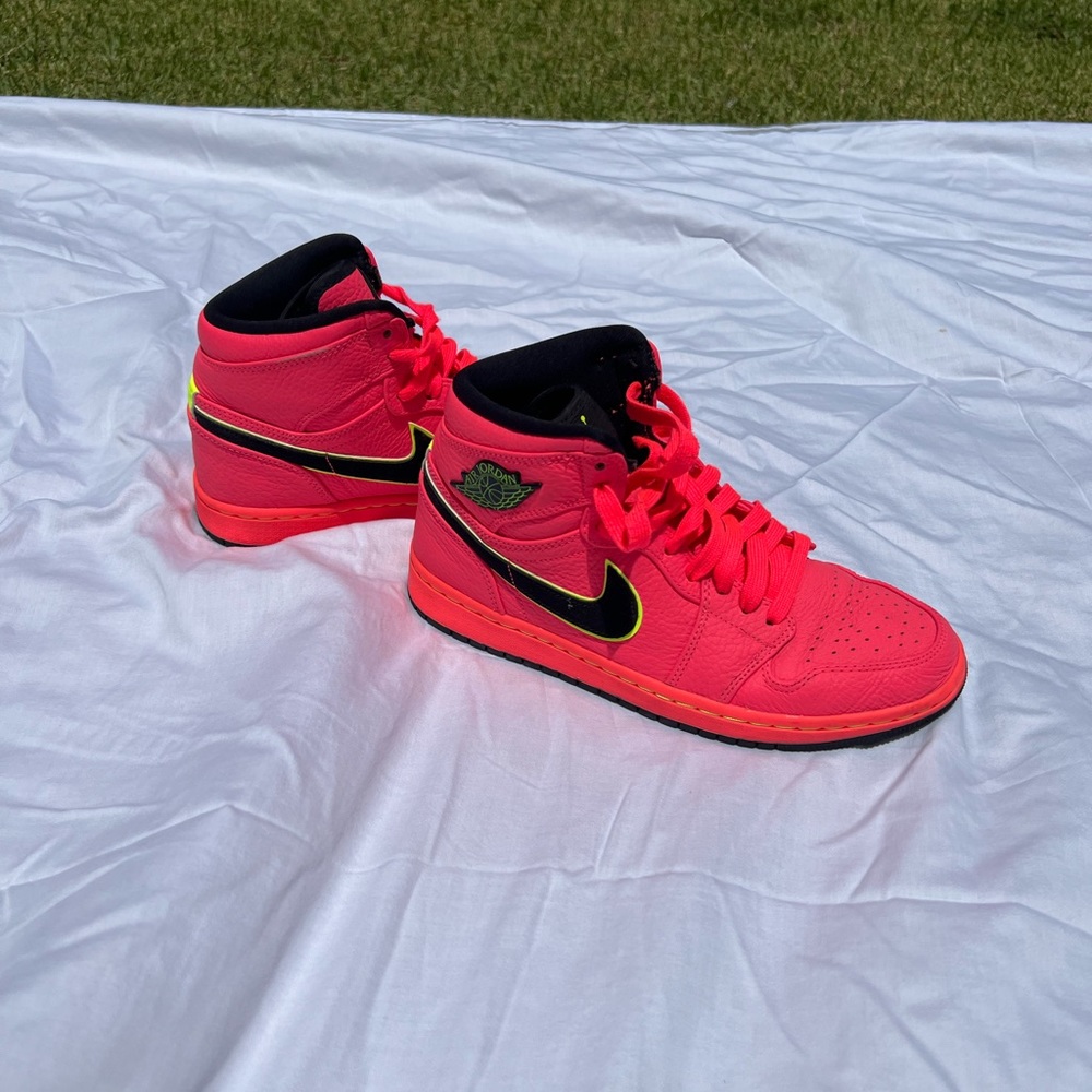 Jordan 1 Retro High Hot Punch